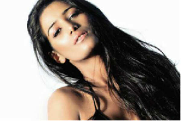 Poonam Pandey pokes fun at Karnataka porngate!