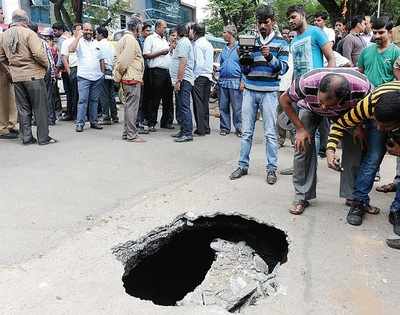 Sinkhole over metro tunnel on KG Road causes panic