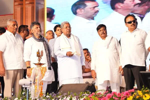Siddaramaiah inaugurates and lays foundation stone for devpt projects in Periyapatna