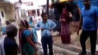 Ratlam: Angry villagers tie gram panchayat secy to pole over delay in construction work 