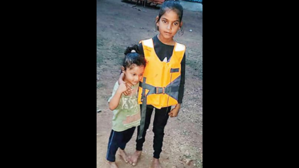 Girl, 8, jumps into well to save sister from drowning near Karnataka's Tumakura town