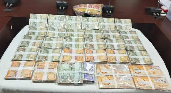 Police recover Rs 23.3 lakh stolen from car in Khargone