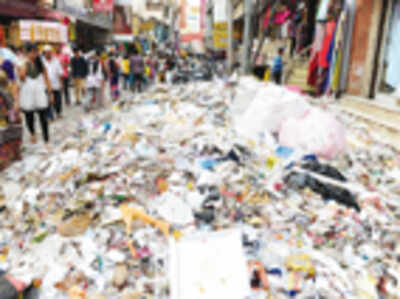 Uncleared garbage adversely affecting business in Chickpet