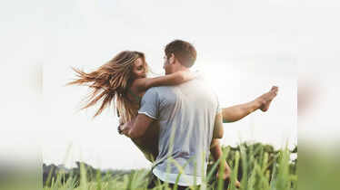 6 ways women touch your arm and what it means