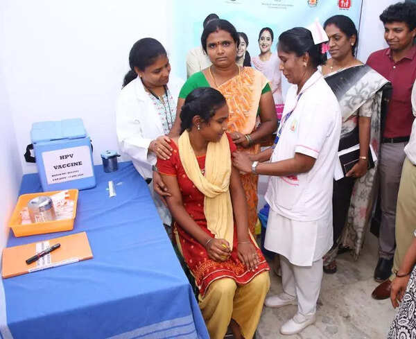 Madurai corpn commissioner inspects HPV vaccination camp