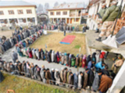 Kashmiris vote despite boycott call, cold weather