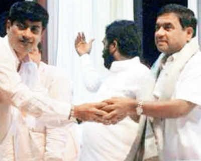 Wanted bookie who posed with RR Patil arrested