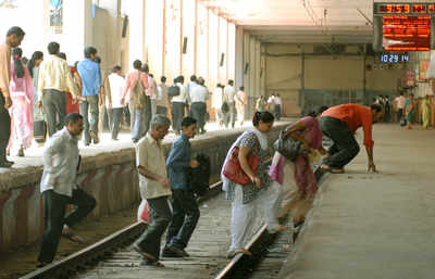 12 killed on railway tracks in Mumbai on single day