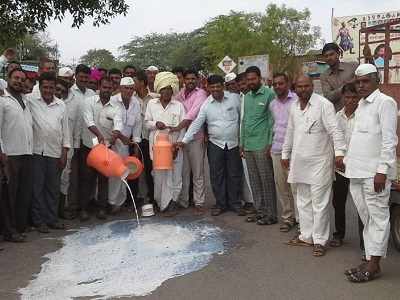 Farmers strike in Pune, throw vegetables and pour milk on the highway