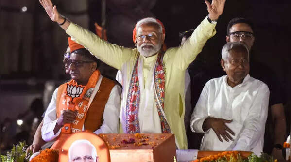 PM Modi leads roadshow in Patna