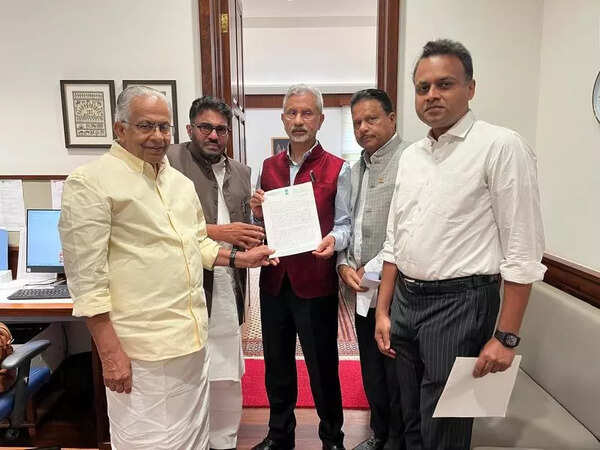 IUML MPs meet external affairs minister and seek safety measures for Indians in Gulf