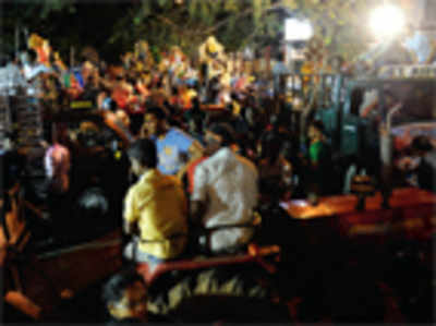 A harrowing night for Lord Ganesha, motorists