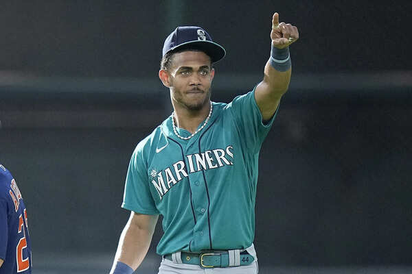 Seattle Mariners star Julio Rodríguez visits the Dominican Republic home he rebuilt, earning heartfelt praise from fans