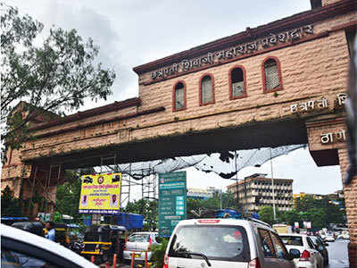 Pieces from crumbling Thane arch fall on pedestrians, cars