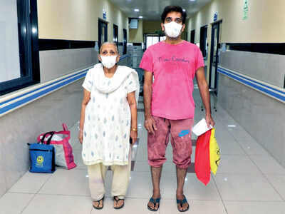 Docs clap for 75-yr-old and her son as they leave hospital Docs clap for 75-yr-old and her son as they leave hospital