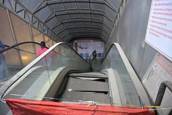 Foot overbridges in Jaipur decay, pedestrians at risk