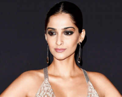 Sonam Kapoor headed to Indore to shoot for Akshay Kumar-starrer Padman