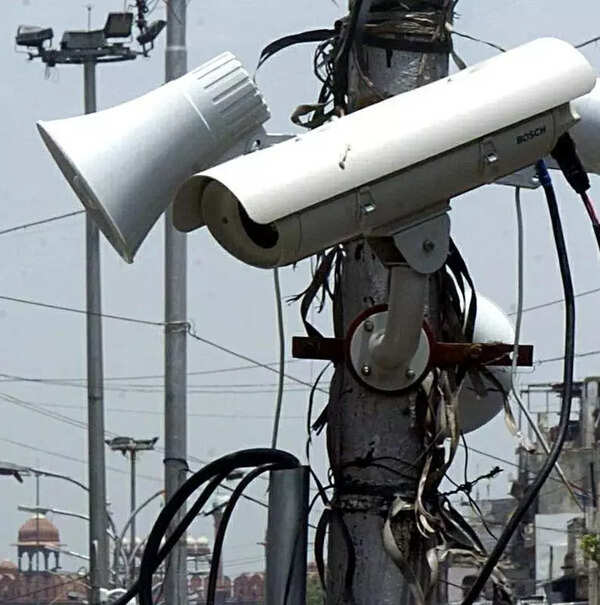 Kerosene bomb thrown at Thevar portrait; road blockade in Tirunelveli