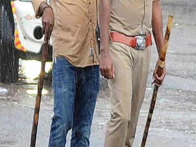 Cop thrashed with by his own lathi