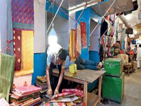 Gariahat hawkers in new stalls but wares still clog pavement