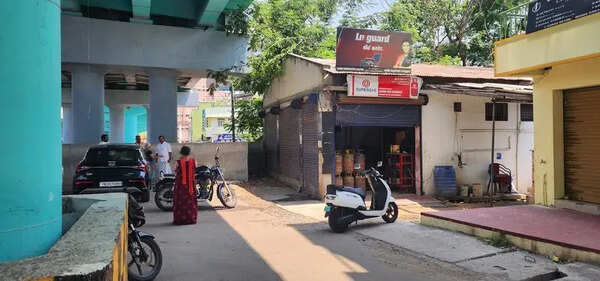 Residents demand service road or underpass at Mulluwadi railway gate