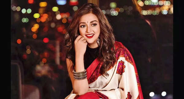 Love the uplifting energy of Navratri music: Monali Thakur