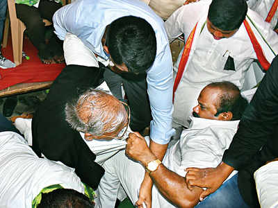 Cong leaders trade blows