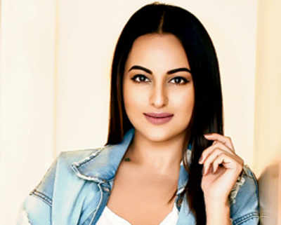 Sonakshi Sinha and Amaal Mallik get into a war of words over her selection as an opening act for Justin Bieber's upcoming concert