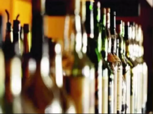 Maharashtra: Customers feel more reliable while buying liquor across counter