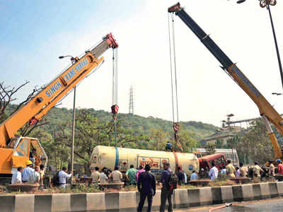 Toppled LPG tanker blocks Nerul traffic for 9 hours