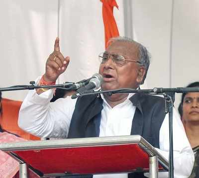 Ex-Congress MP V Hanumantha Rao protests over case for abusing cop