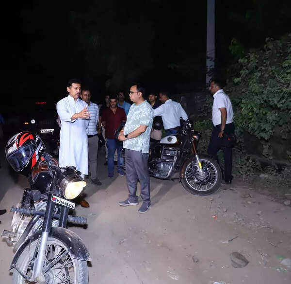 Min inspects broken roads, blames govt voted out 21 months back