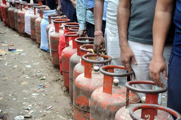 LPG cylinder crisis renders thousands jobless in Mysuru