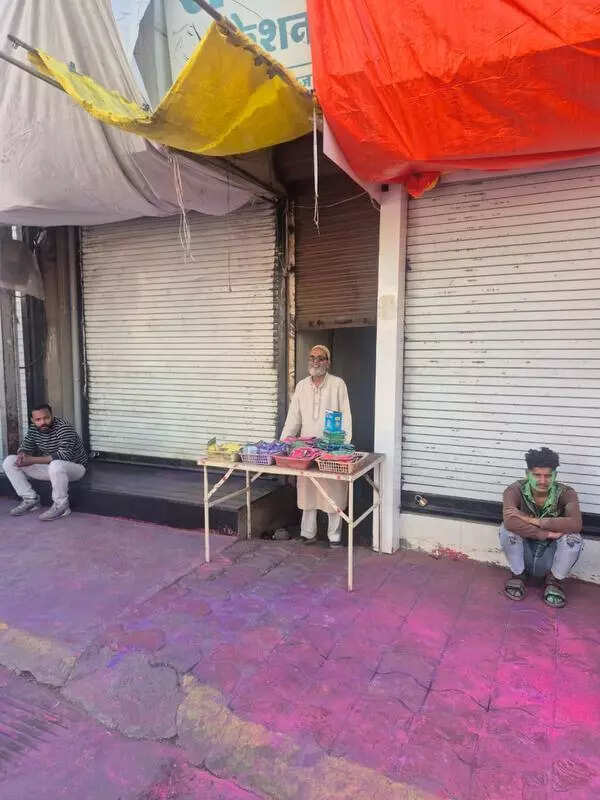 Rang & Ramzan: Muslim vendor sells colours during Rangpanchami procession