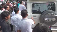 Watch: Agitated crowd asks policemen to pay challan for not wearing seatbelt 