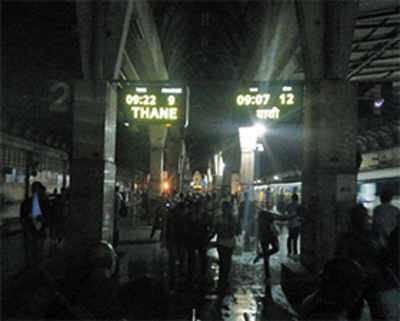 Passengers left fumbling in the dark at Airoli railway station