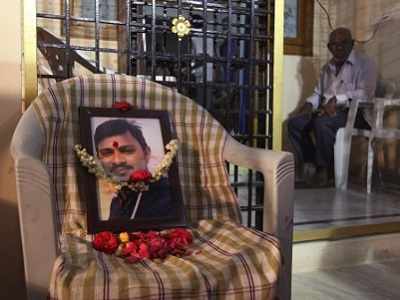 Hyderabad: Hundreds bid tearful adieu to Srinivas Kuchibhotla