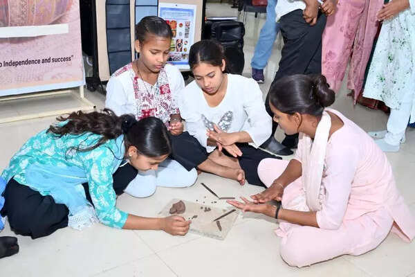 RSK IITK workshop training to craft jewellery with clay, crochet