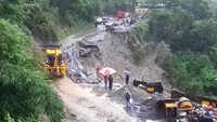 Uttarakhand: Massive landslides on Mussoorie-Dehradun road, commuters stranded 