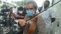 Lockdown 4.0: Street violinist plays music for visitors in Kochi 