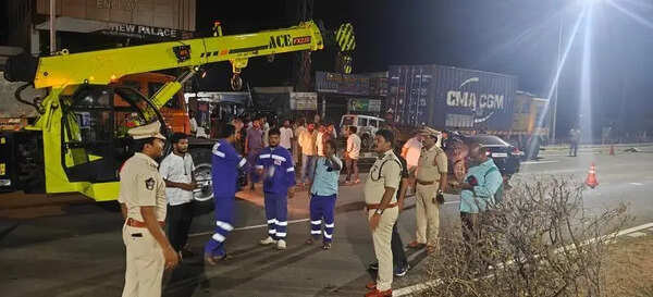 4 killed as car rams pedastrains, truck on NH-16 in in Vizianagaram district
