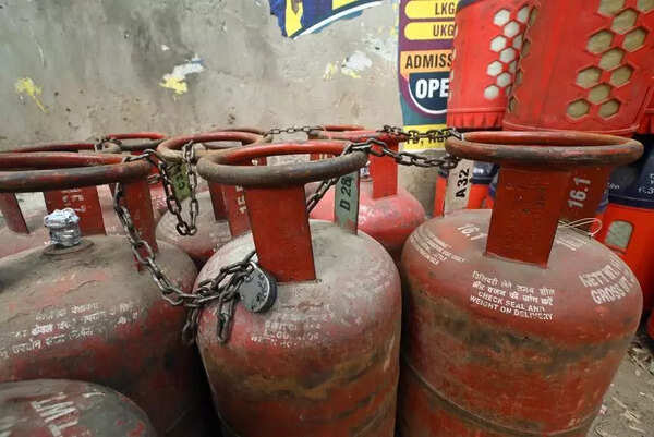 Cafeterias across companies in Pune start working around LPG cylinder shortage