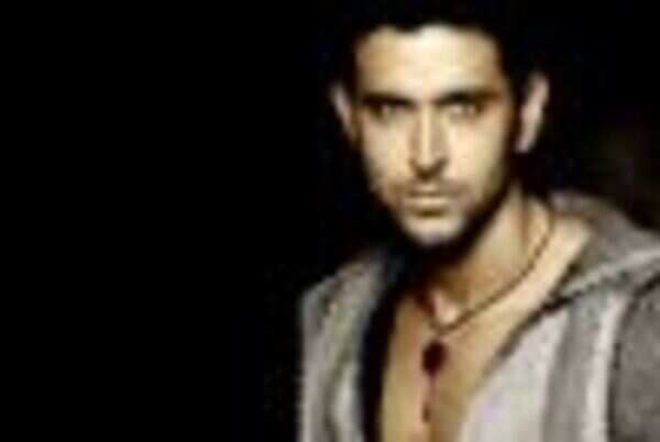 Hrithik & family get spiritual on dad’s b’day