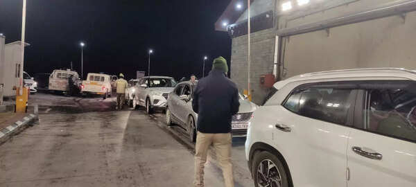 Hundreds of tourist vehicles stranded at Atal tunnel