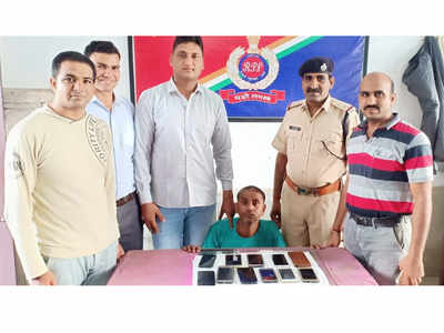 RPF WR arrest man for stealing mobile phones at Surat station