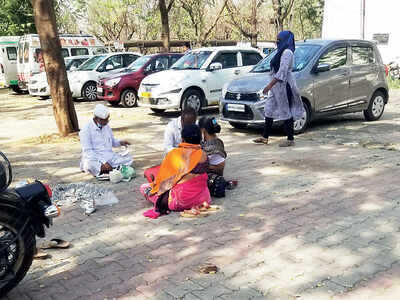 Patients’ kin sleep under trees, on porch at Aundh Civil Hospital Patients’ kin sleep under trees, on porch at Aundh Civil Hospital