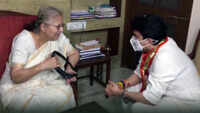 BJP leader Jyotiraditya Scindia meets former Lok Sabha speaker Sumitra Mahajan 