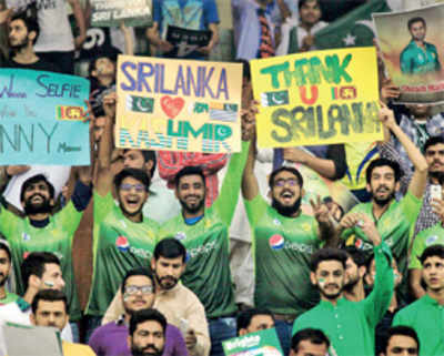 Pakistan fans welcome Sri Lanka on their first visit to Lahore after the fatal 2009 attacks