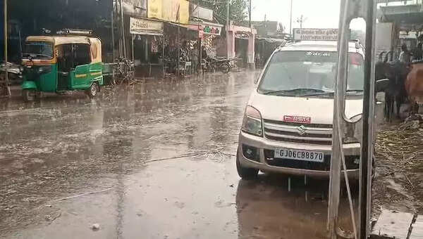 Unseasonal rain, hail lash parts of Amreli, Jamnagar