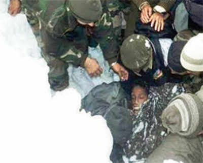 15-yr-old dead, two others injured after avalanche hits Kashmir